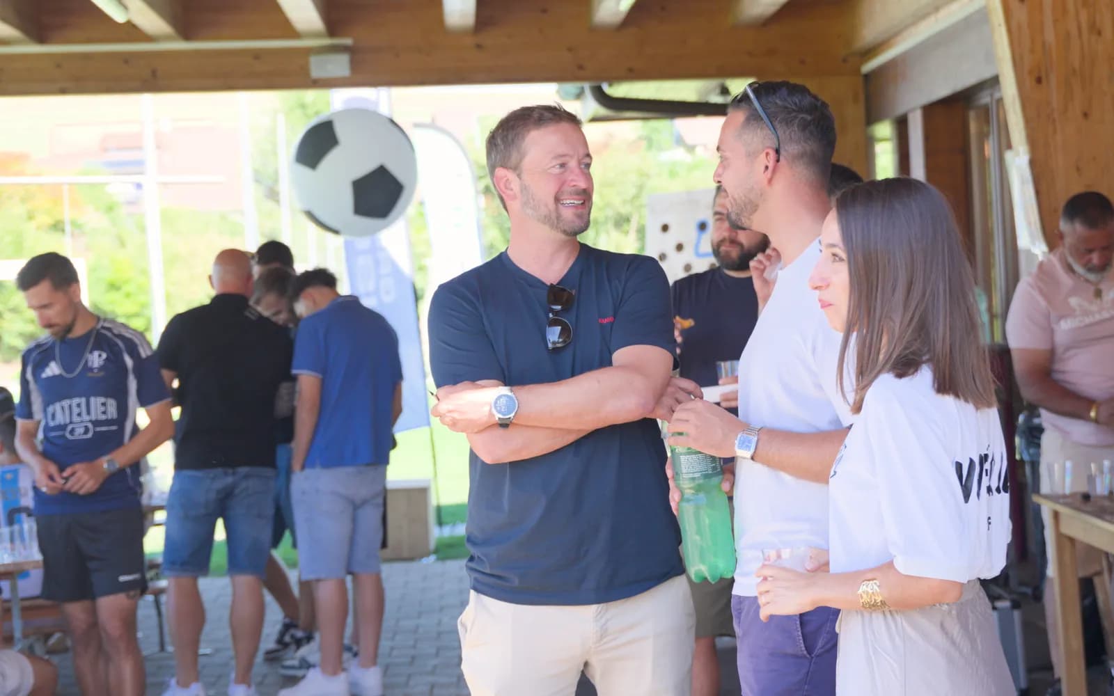 Échange entre participants sous le couvert d'un club sportif, lors d'un rassemblement de la Next Level Academy